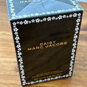 Marc Jacobs Daisy Black and Gold Packaging